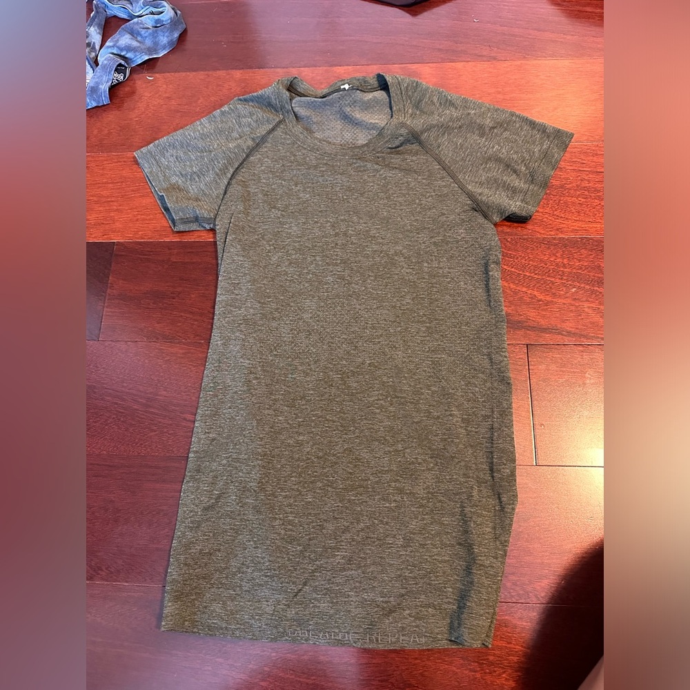 Green lulu Swiftly Tech Short-Sleeve Shirt 2.0 size 4